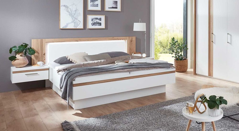 Massivholzbett im Schlafzimmer